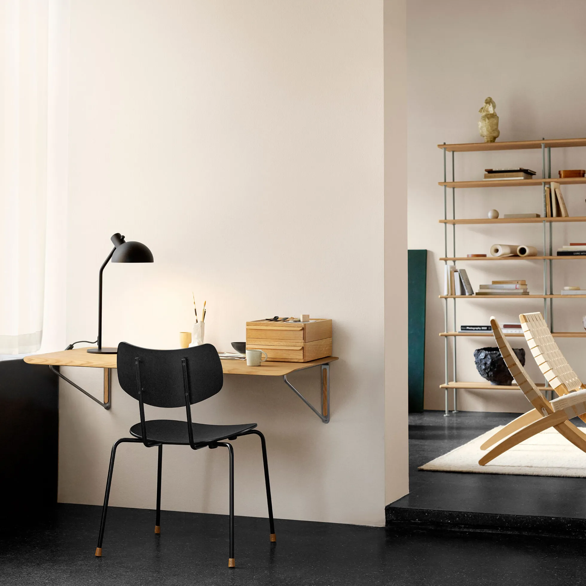 AB019 Wall Desk, olieret egetræsfinér