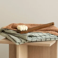 ARTO Badehåndklæde tynde striber, desert sage/agave green
