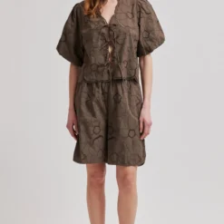 Avrille Shorts, canteen