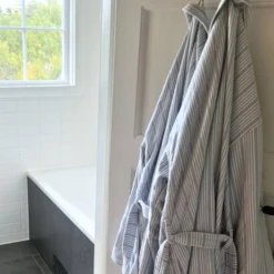 Badekåbe, støvet blå striber