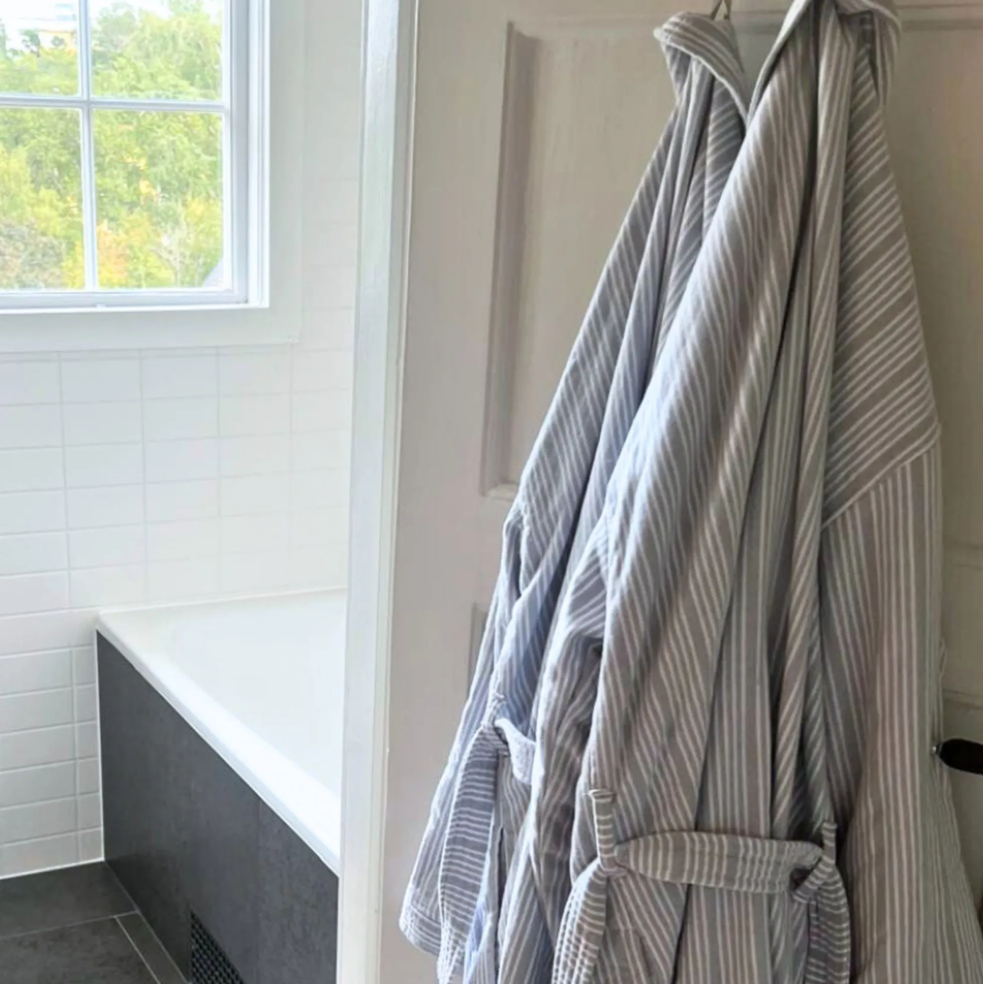 Badekåbe, støvet blå striber