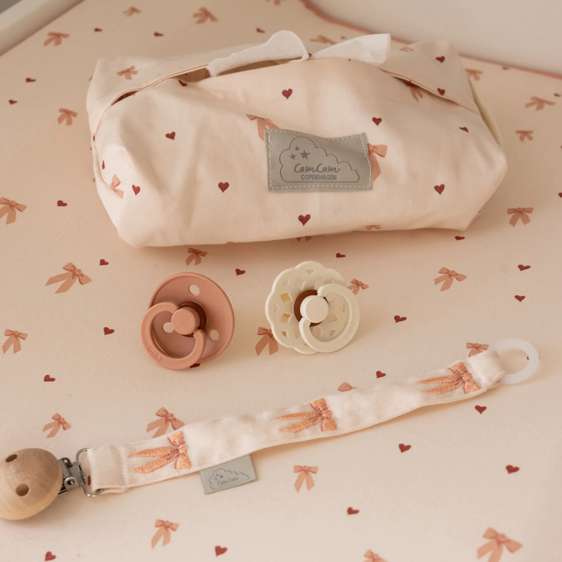Broderet suttesnor, bows