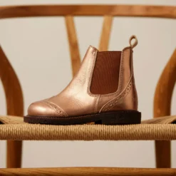 Chelsea støvle med brogue hulmønster, bronze metallic/cognac