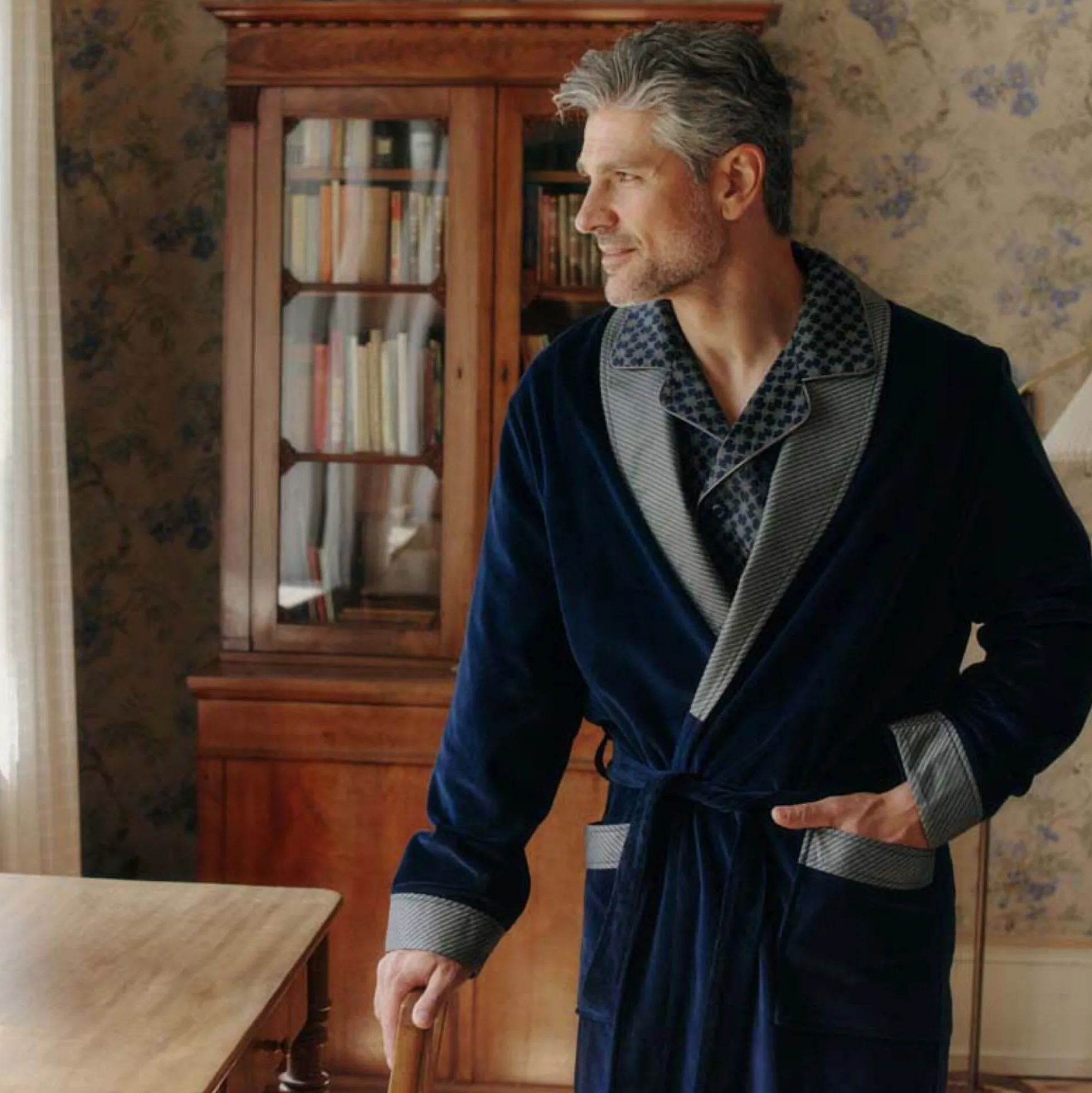 Davos Dressing gown, navy with sliver collar