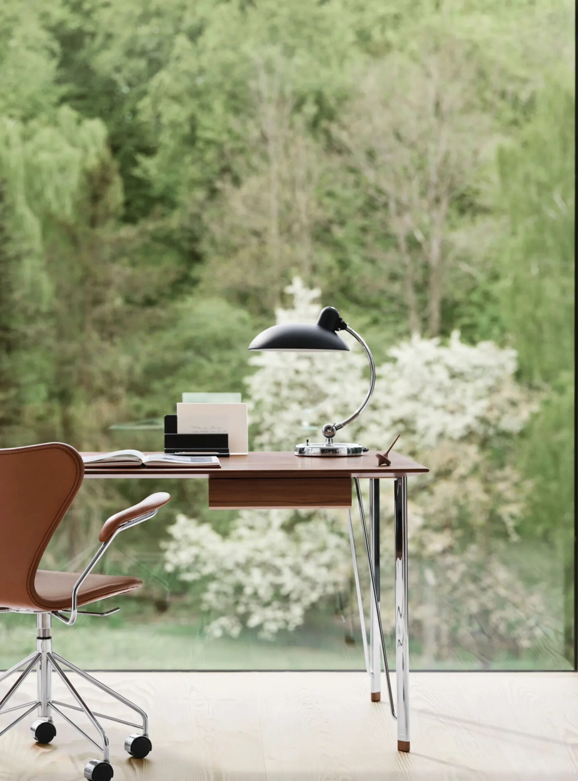 FH3605™ skrivebord med skuffe, walnut/chrome