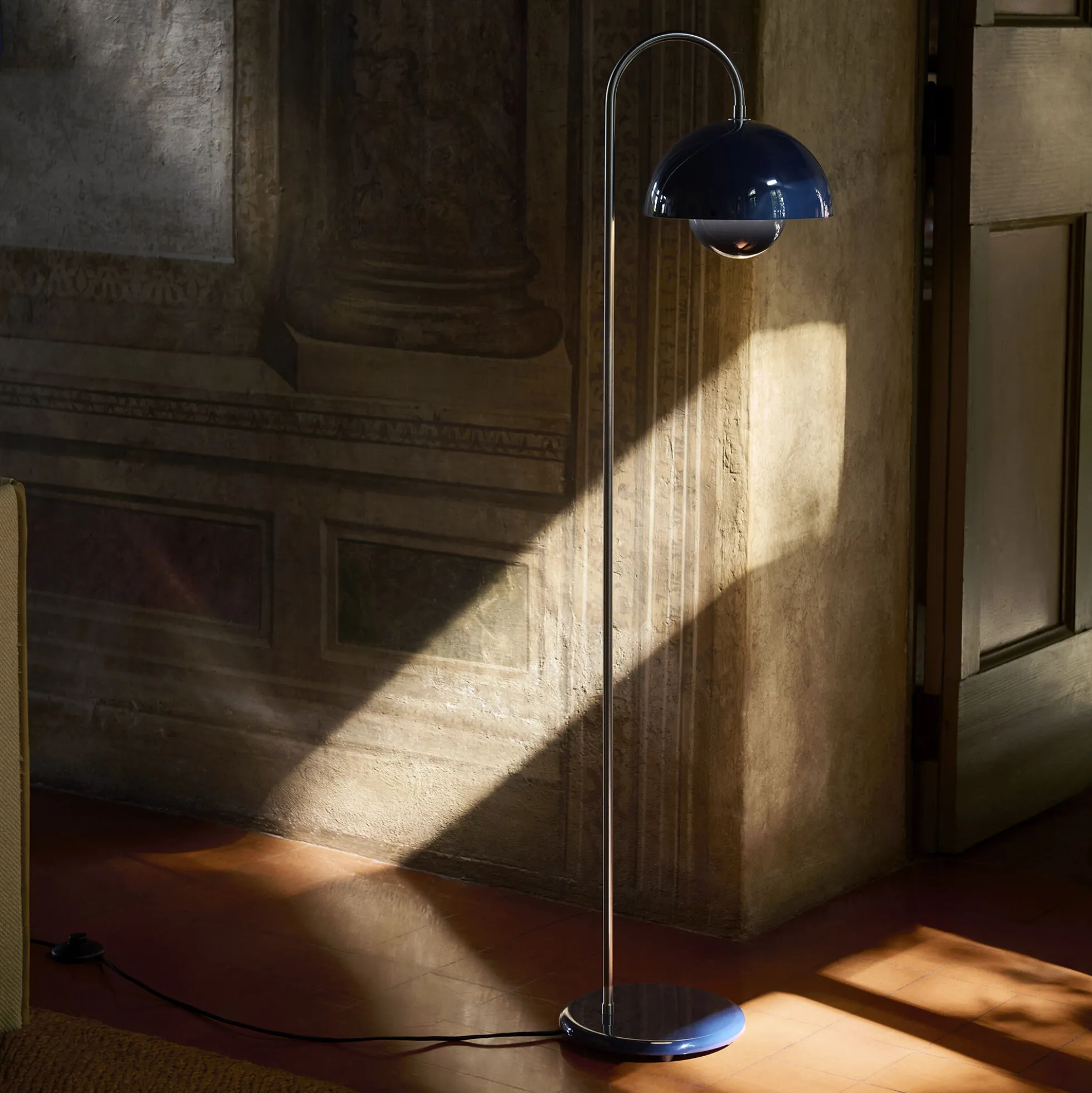 Flowerpot VP12 Floor Lamp, steel blue