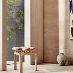 JU01 Utzon skammel, white oiled beech