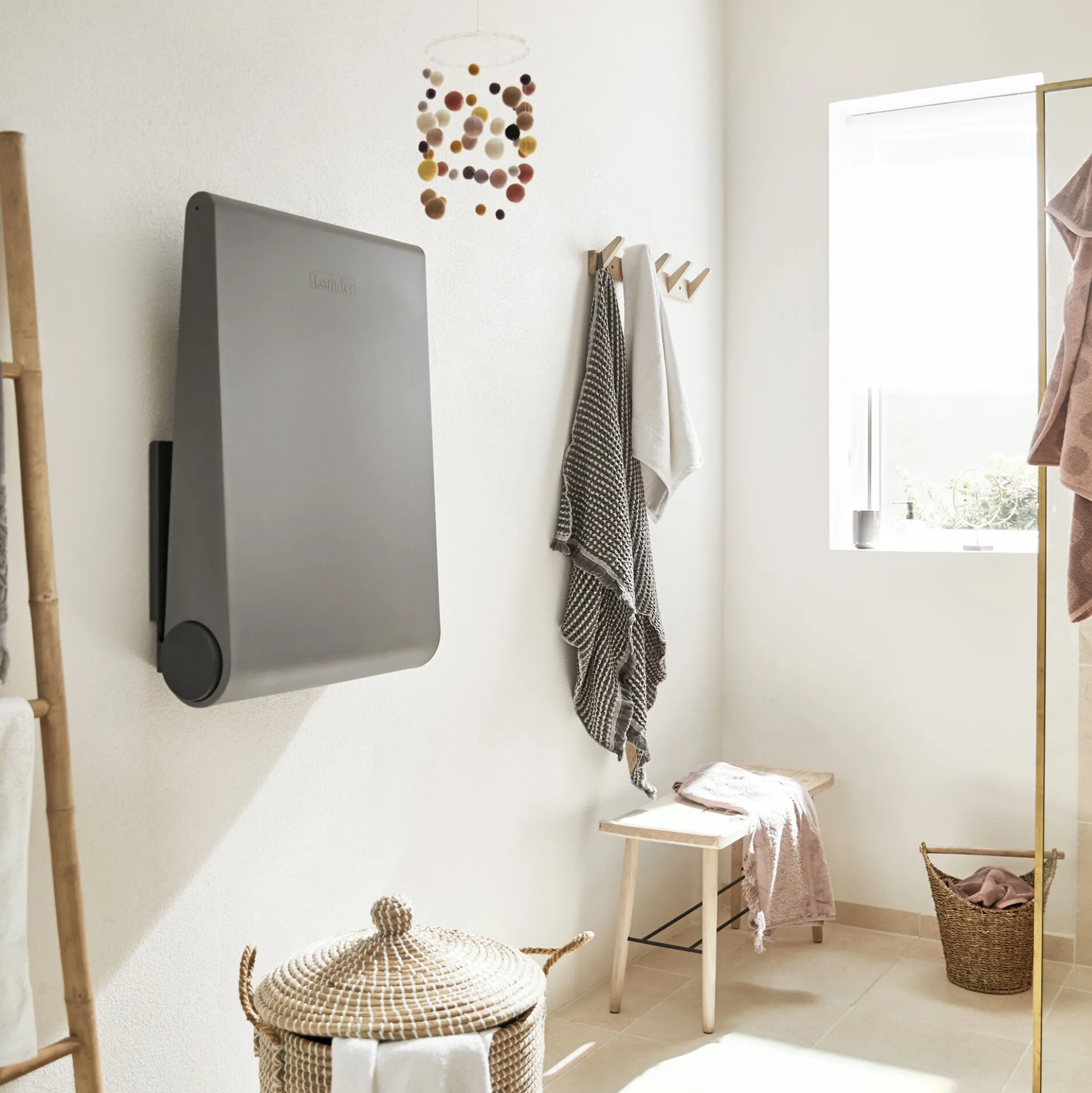 Leander Wally™ væghængt puslebord, dusty grey