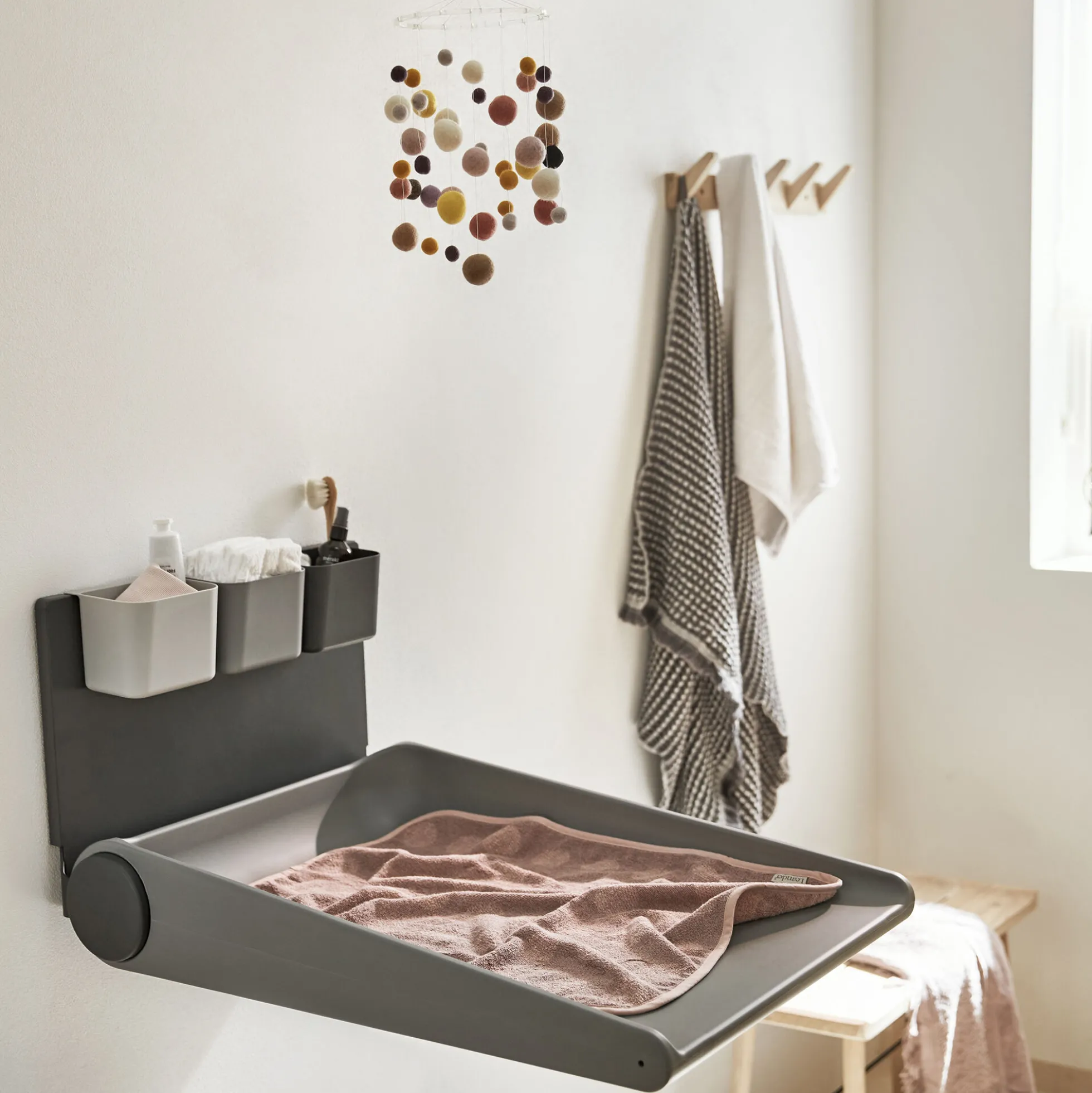 Leander Wally™ væghængt puslebord, dusty grey
