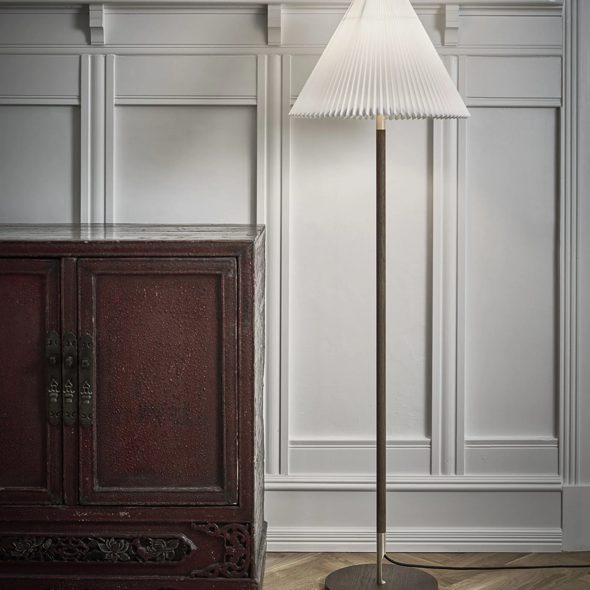 Le Klint 328 gulvlampe med papirskærm, røget eg