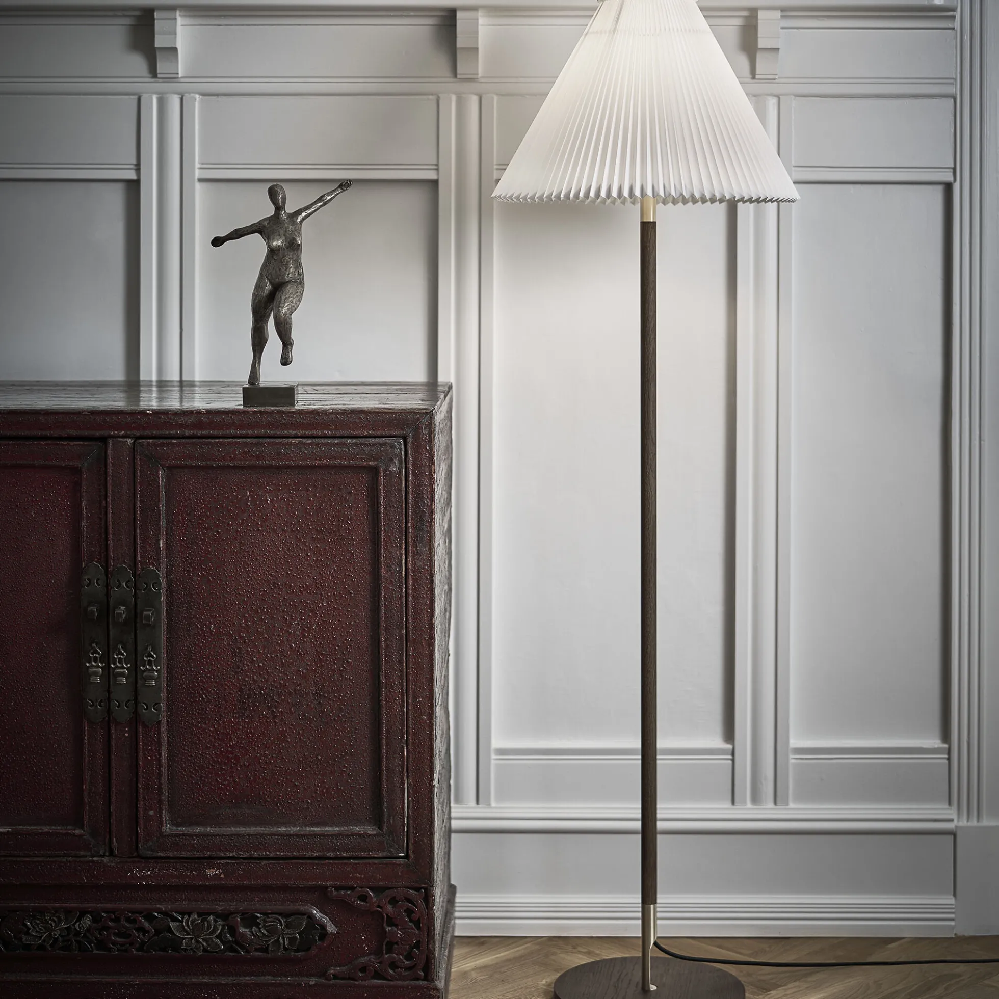 Le Klint 328 gulvlampe med standardskærm, røget eg