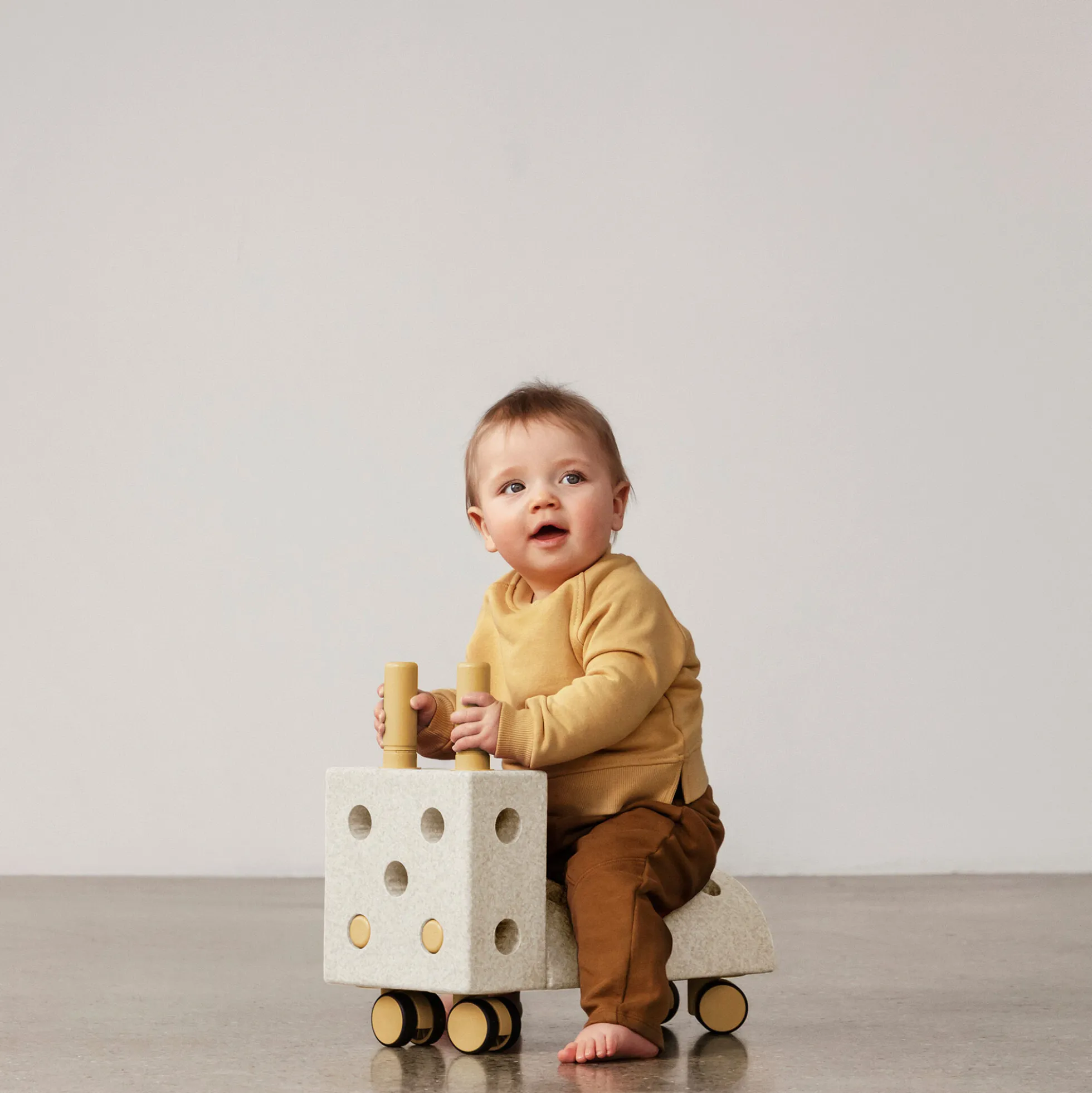 Lille gåbil, sand grey/honey yellow