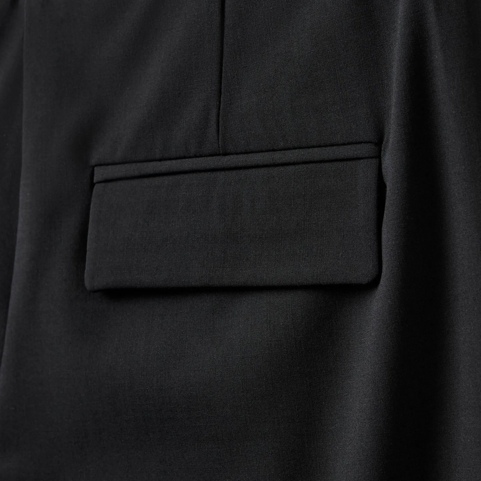 LUCIASW BERMUDA SUITING SHORTS, black