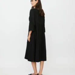 MaNivendra, black