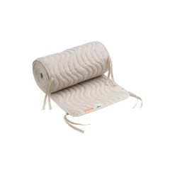 Quiltet sengerand med bindebånd, sand