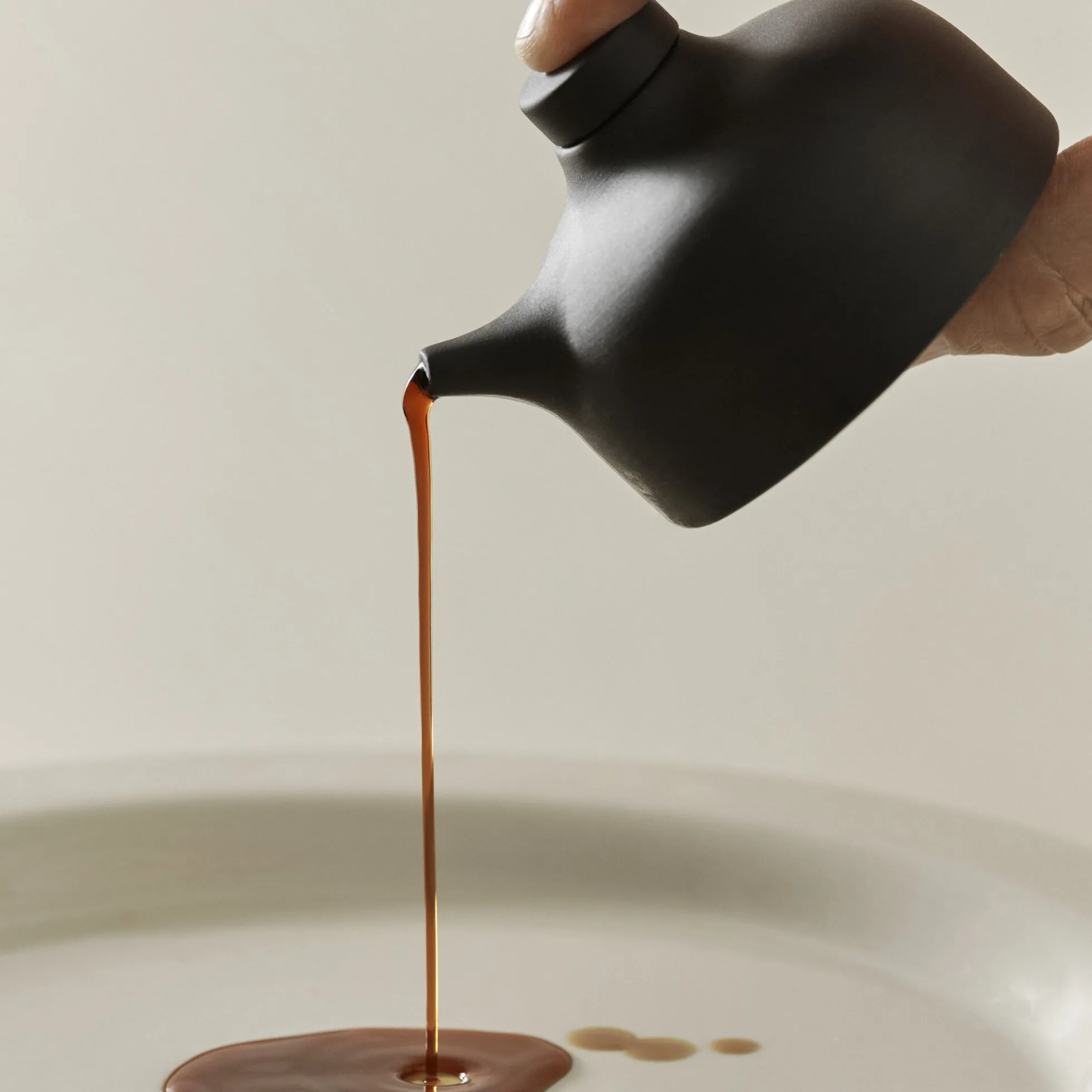 Sand Secrets Soy Pot, black clay