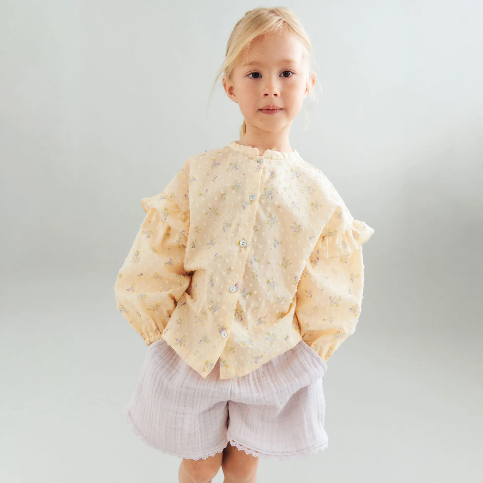 Shirt Gerda, barely apricot flowers