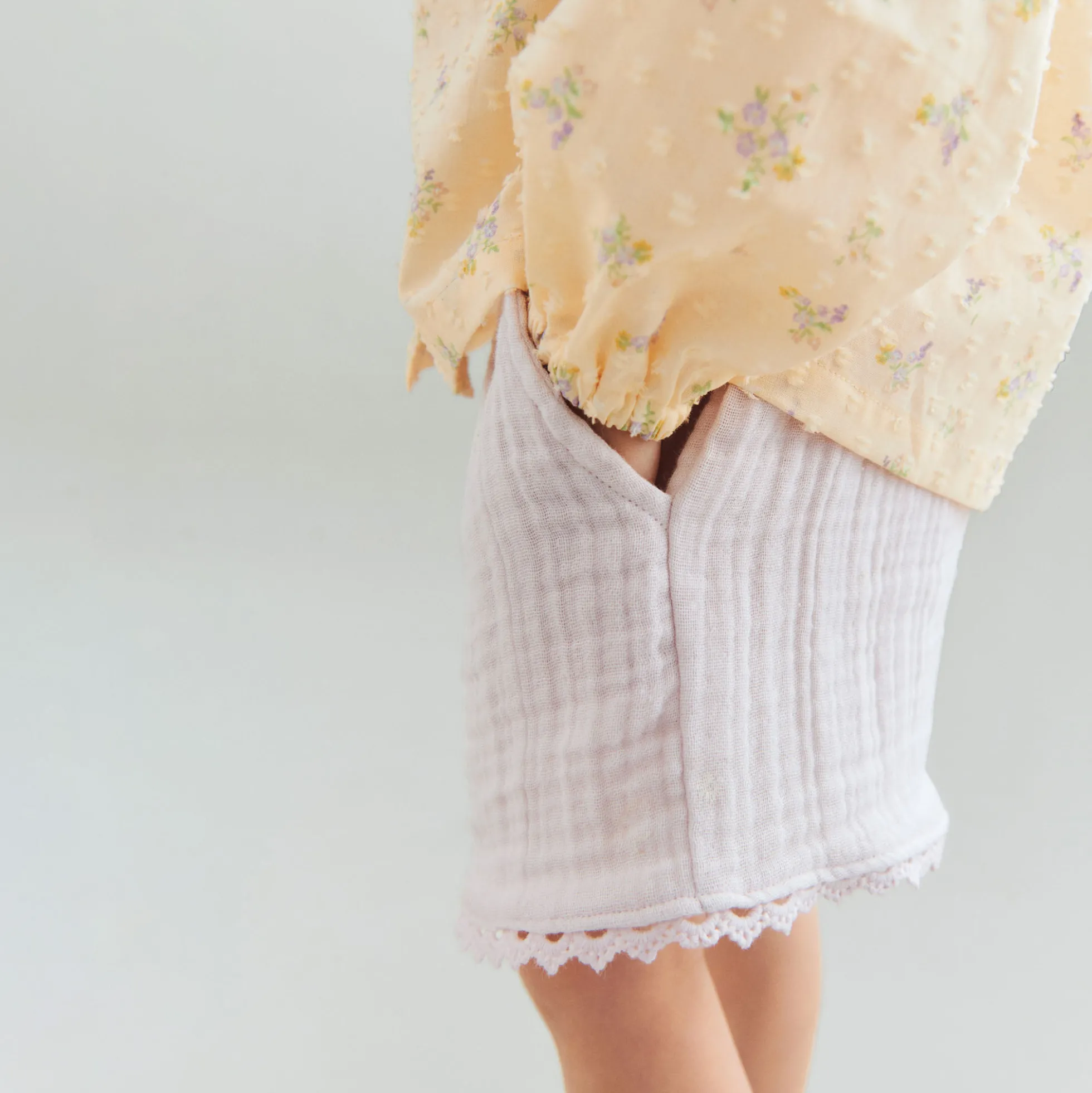 Shirt Gerda, barely apricot flowers