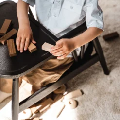 Smilla toddlerstol, sortlakeret eg