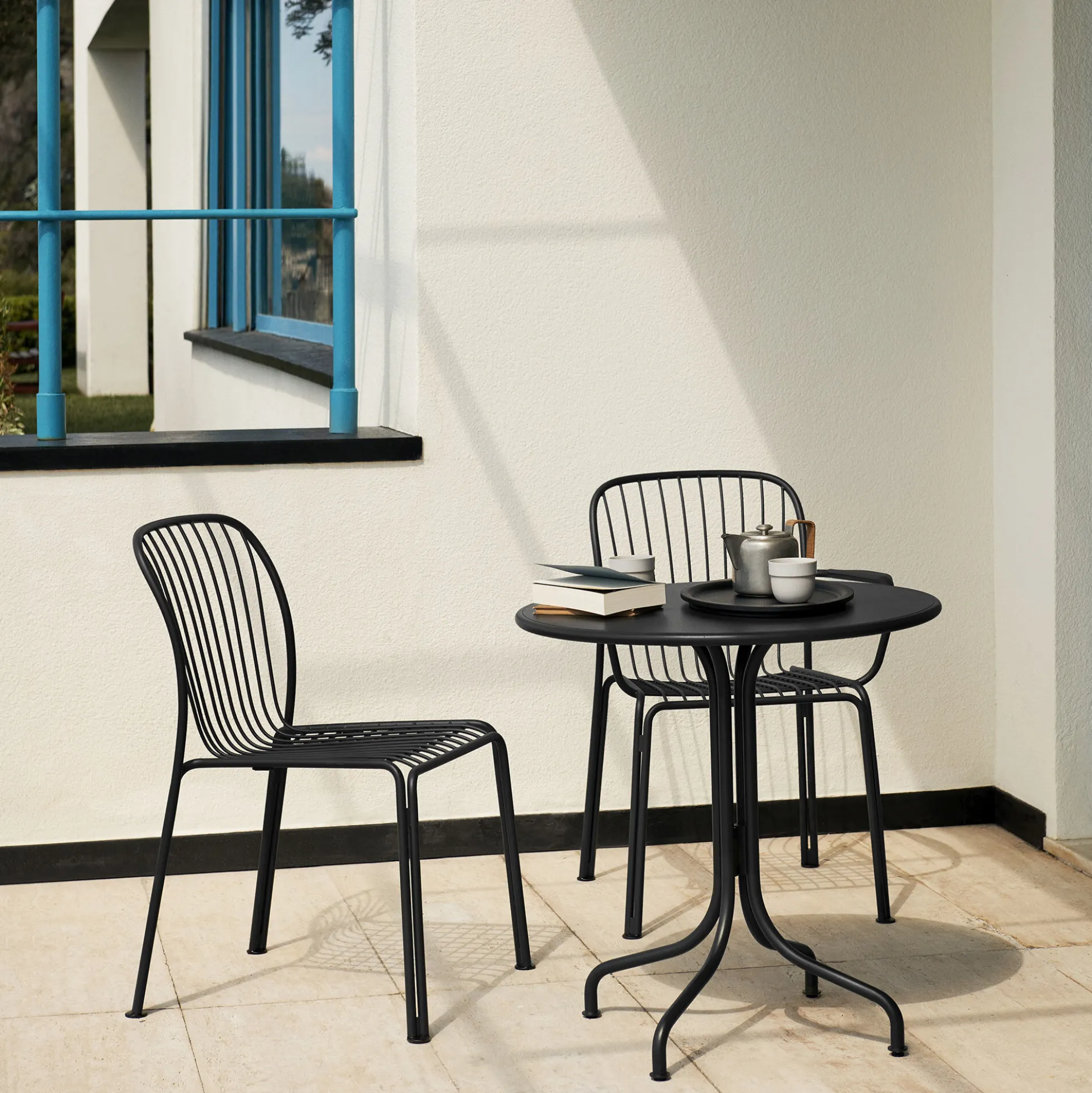 Thorvald SC96 Outdoor Café Table Round, warm black