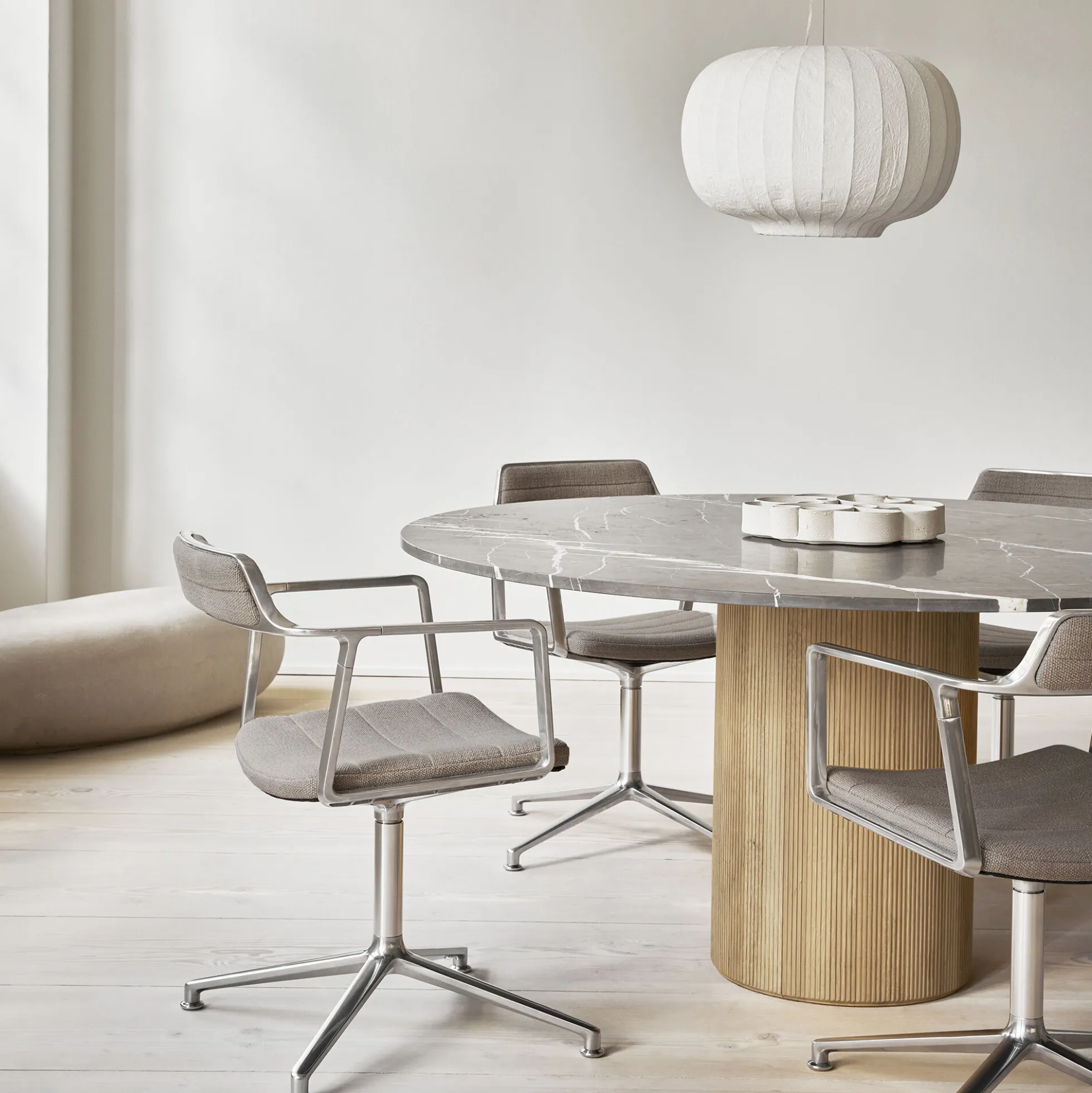 VIPP495 Cabin Round Table, pietra grey/light oak