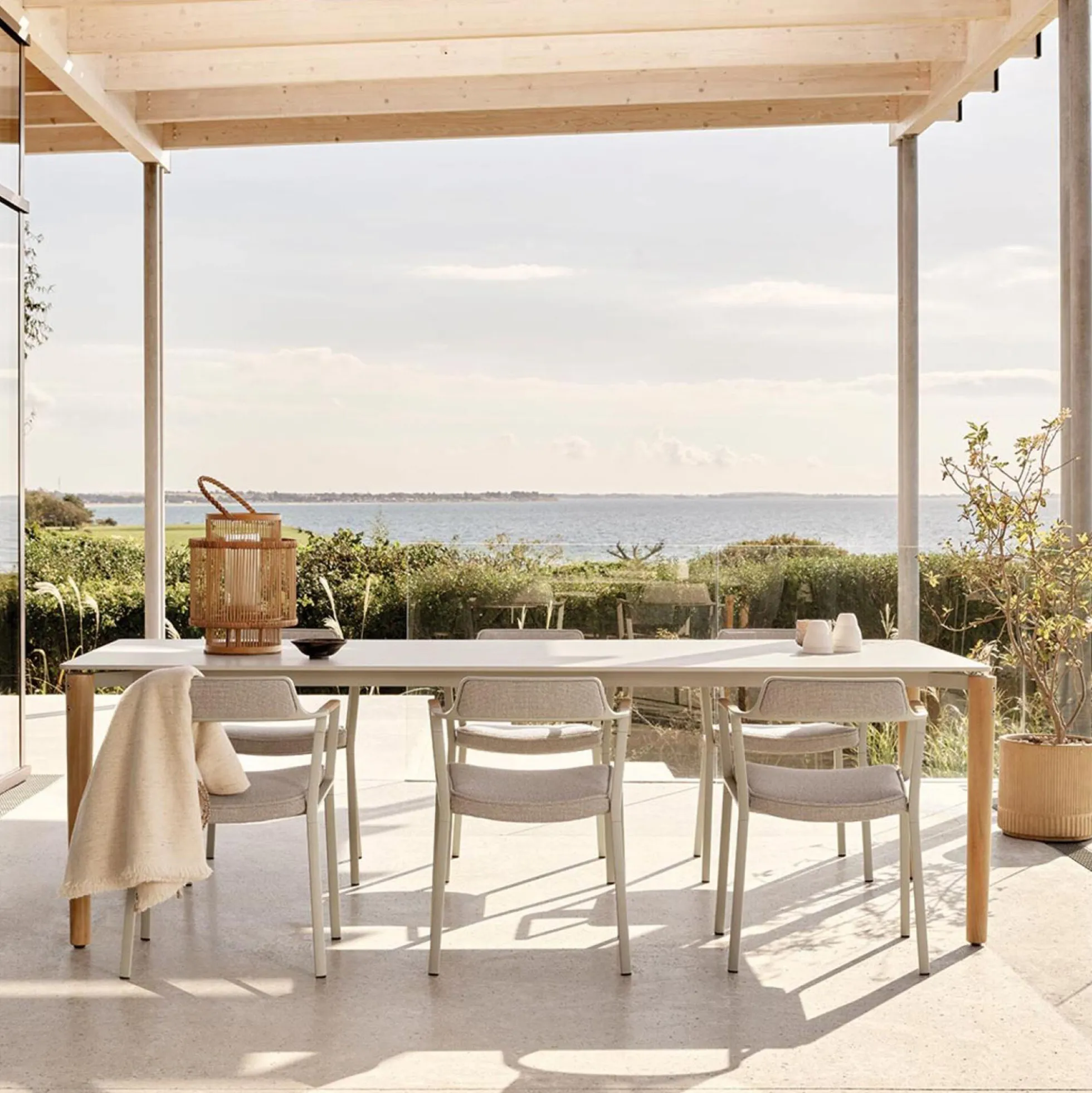 VIPP719 Open-Air Table, teak/light grey
