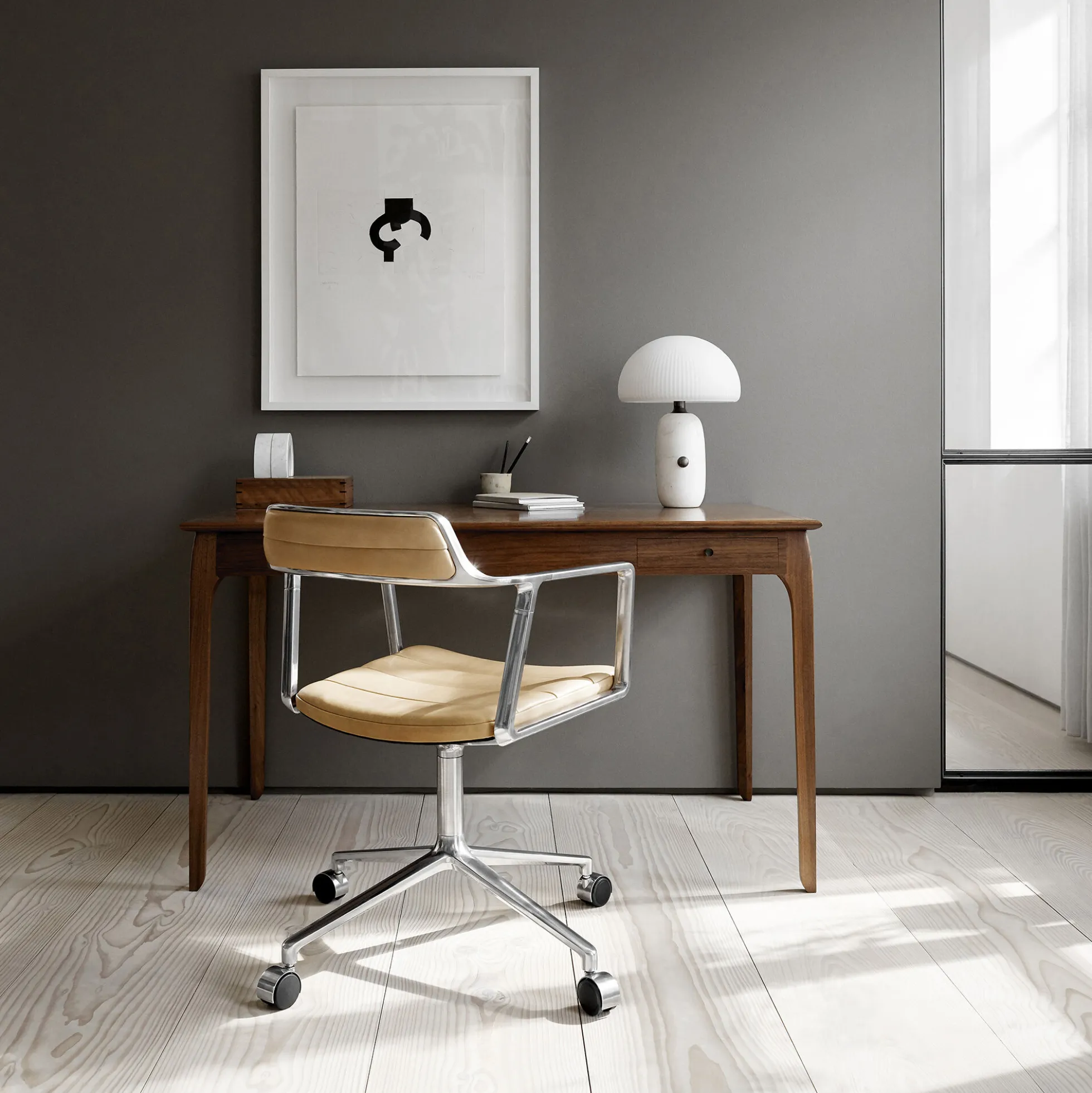 VIPP452 Swivel Chair with Castors, sand/polished aluminium