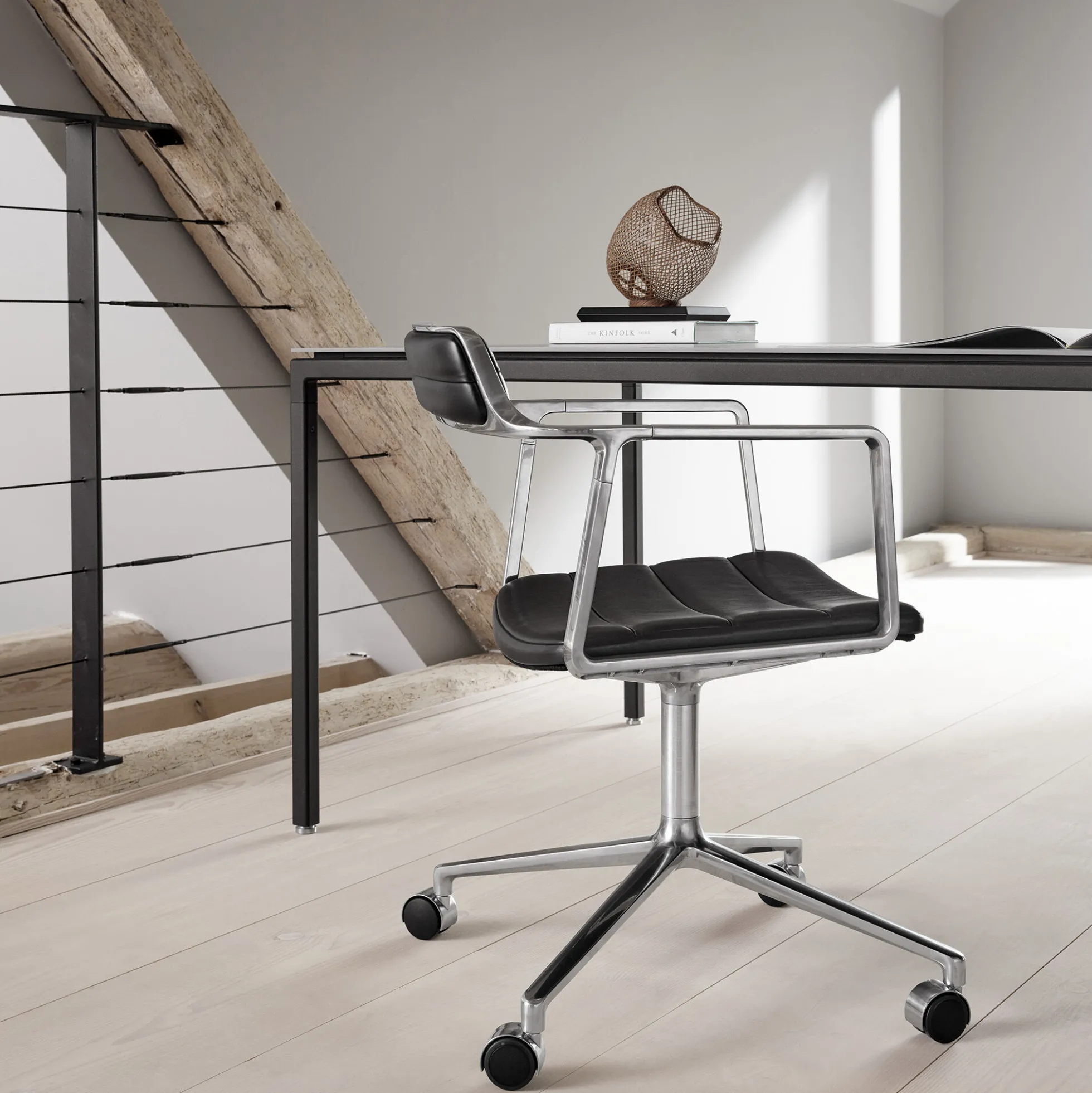 VIPP452 Swivel Chair with Castors, black/polished aluminium