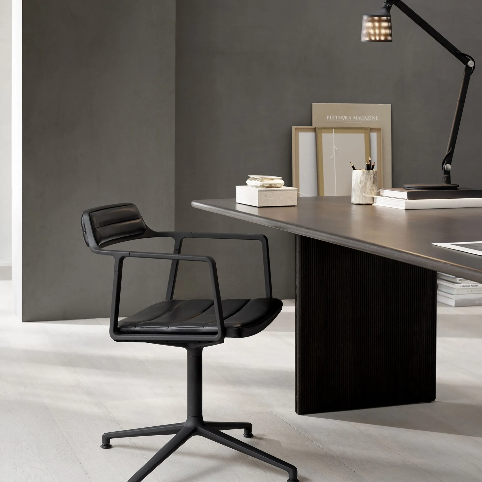VIPP452 Swivel Chair with Gliders, black/black