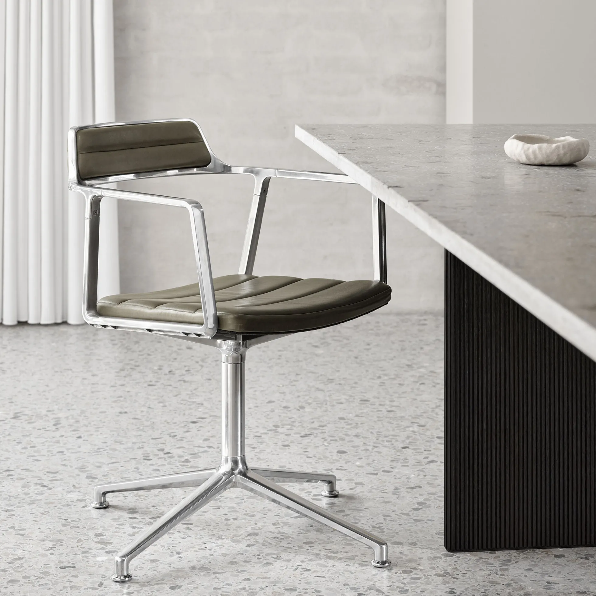 VIPP452 Swivel Chair with Gliders, bosco green/polished aluminium
